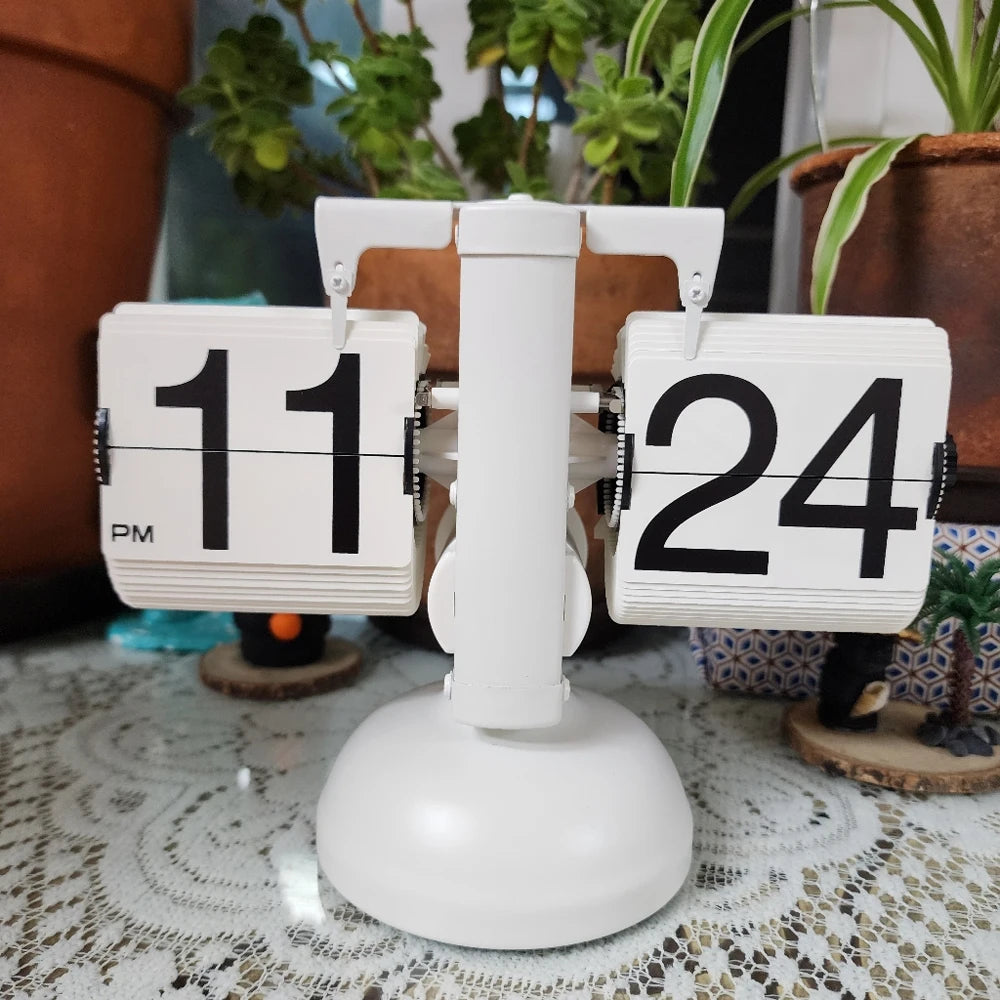 A Flipping Clock with Page Turning Automatically for Modern Home Decoration.Full of Sense of Technology.Battery Included as Gift