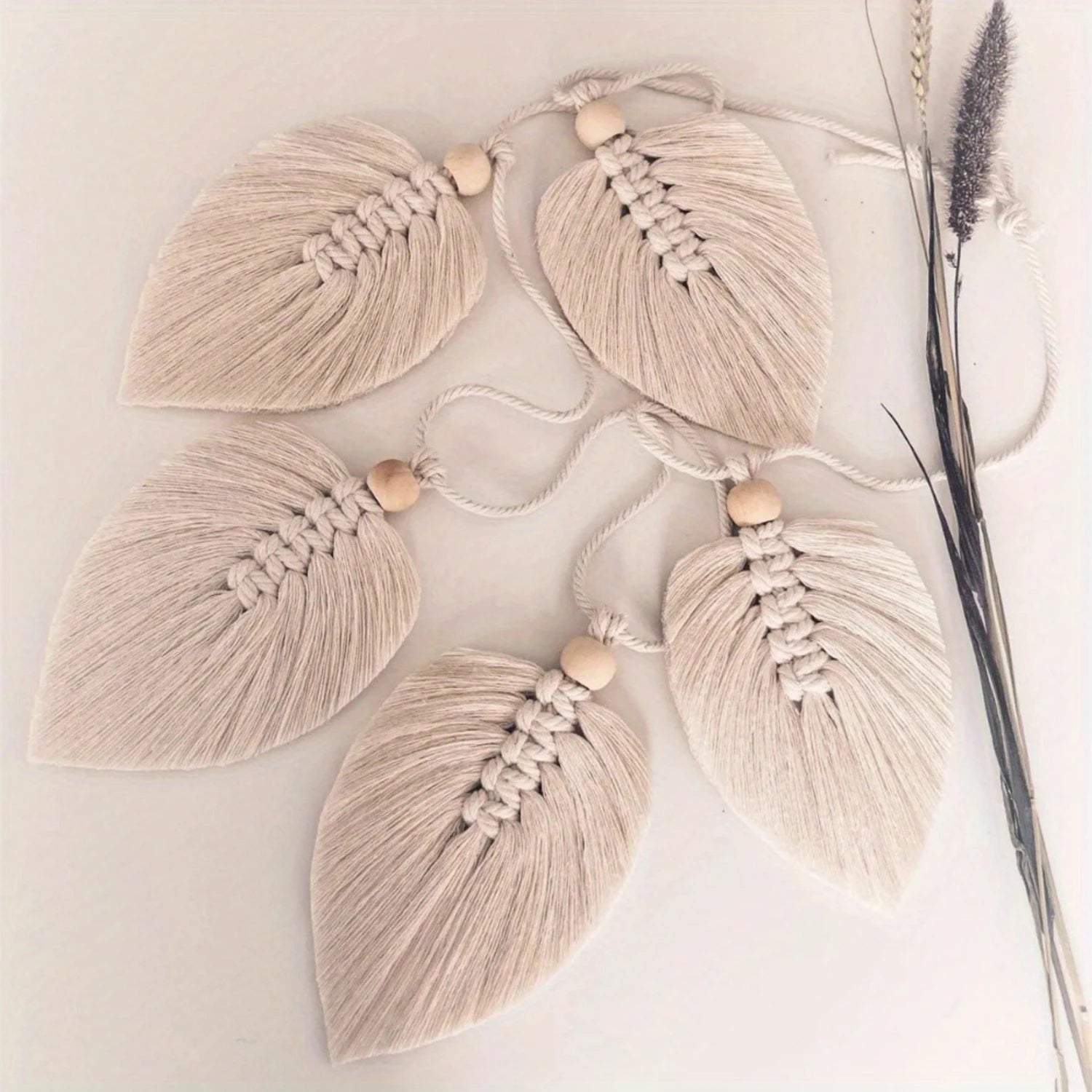 1pc Exquisite Macrame Leaf Wall Hanging Tapestry - Hand-Woven,  Chic Decor, Modern Art, Nature-Inspired, Fabric , No Feathe