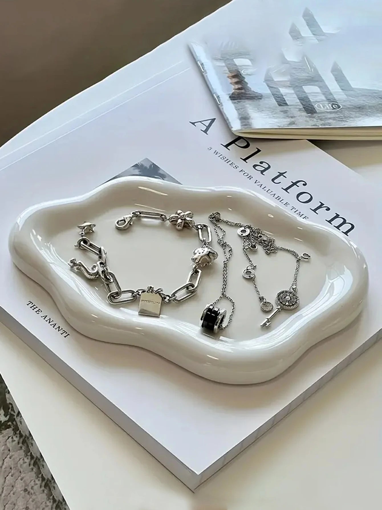 Miniso Simple Stylish Cloud Ceramic Jewelry Storage Tray Jewelry Earrings Display Desktop Ornaments Gifts for Friends
