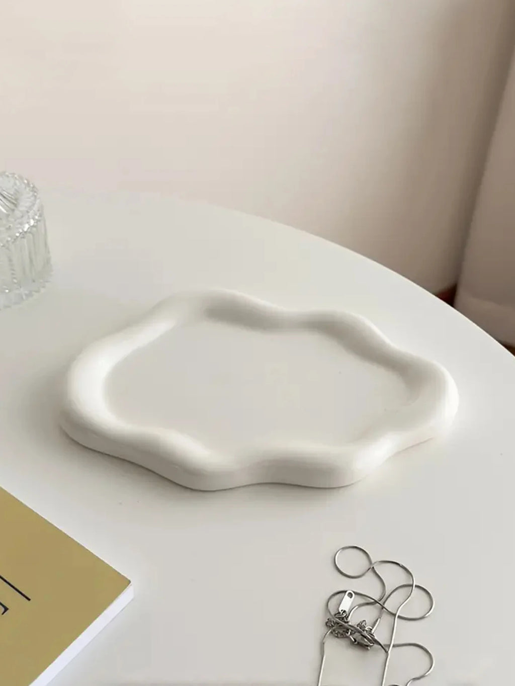 Miniso Simple Stylish Cloud Ceramic Jewelry Storage Tray Jewelry Earrings Display Desktop Ornaments Gifts for Friends